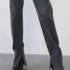 Zara byxor slits grå - Säljer mina fina byxor från zara, relativt nyinkäpta men är lite för små därav säljer jag. Annars helt felfria och asssnygga💕👌👌💓startbud på 400kr. Buda buda!! Söljs senast i slutet av maj och inte under 500 kr då dom är slutsålda och mycket eftertraktade 