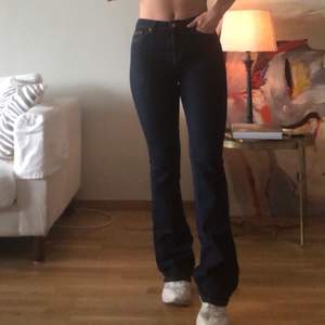 Säljer dessa mörkblåa bootcut jeans från Gina Tricot i storlek S 🦋 Säljs då dem bara ligger i garderoben och inte får någon användning av dem! Jag är 163 cm! Köparen står för frakten 💙