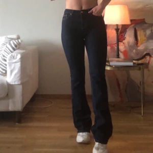 Mörkblåa bootcut 🦋 - Säljer dessa mörkblåa bootcut jeans från Gina Tricot i storlek S 🦋 Säljs då dem bara ligger i garderoben och inte får någon användning av dem! Jag är 163 cm! Köparen står för frakten 💙