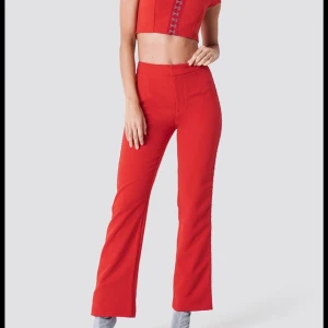 Kostymbyxor  - Ett par coola kostymbyxor i nyskick från Sahara Ray x nakd. 📦 Köparen står för frakt!