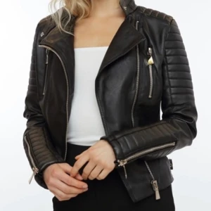 Skinnjacka - En svart skinnjacka från chiquelle, storleken är 38 - S men jag skulle säga att den är liten i storleken. Knappt använd en gång!