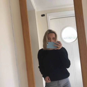  - Svart stickad tröja med knytning på ryggen! Använd 1 gång, ni står för frakten 