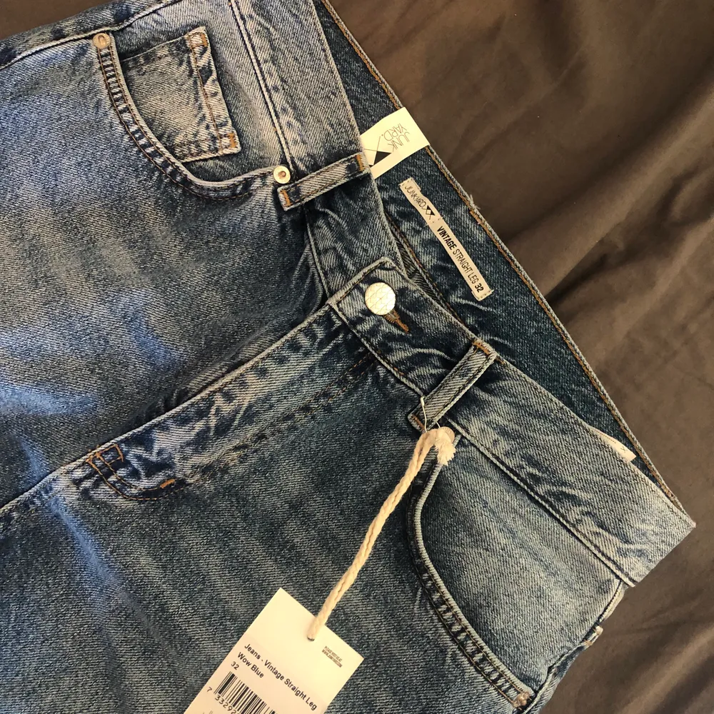 Jeans från Junkyard som är raka i modellen med snygga detaljer. Helt oanvända med lappen kvar, inte ens testade☺️ Frakt tillkommer!!. Jeans & Byxor.