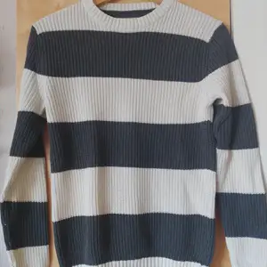 Randig tröja från H&M i storlek small. I använt men gott skick utan hål eller fläckar. 