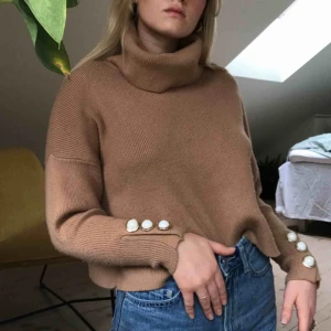  - Supersnygg tröja från Zara med så fina detaljer på ärmarna! Superskönt material också och passar så bra till vanliga jeans men också så fräscht till vitt! Passar även M, men jag är S och såhär sitter den på mig. Köpare står för frakt☺️