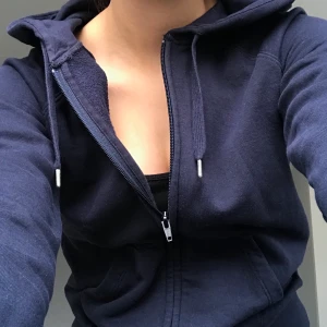 Kofta - Marinblå mysig och snygg kofta från Cubus. Köparen står för frakt 