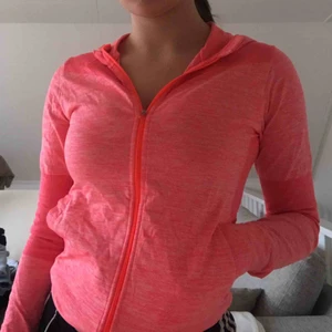  - Träningsjacka/huvtröja från H&M i strl XS, men den är väldigt stretchig så den passar från XS till liten M. Frakt tillkommer🥰