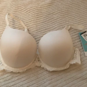 NY BH från Dorina - Helt ny BH från märket Dorina, tyvärr försent att returnera därav säljer jag. Strl 80A super push up. Alla prislappar är kvar. Köpt för 219kr. Säljer nu för endast 90kr!❤️