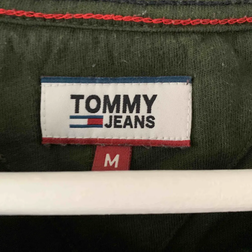 Grön tröja från Tommy Jeans köpt på Urban outfitters. Stor i storleken och sparsamt använd.. Tröjor & Koftor.