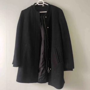Svart kappa från HM - Svart kappa från hm. Väldigt fint skick, bara använd några få gånger.