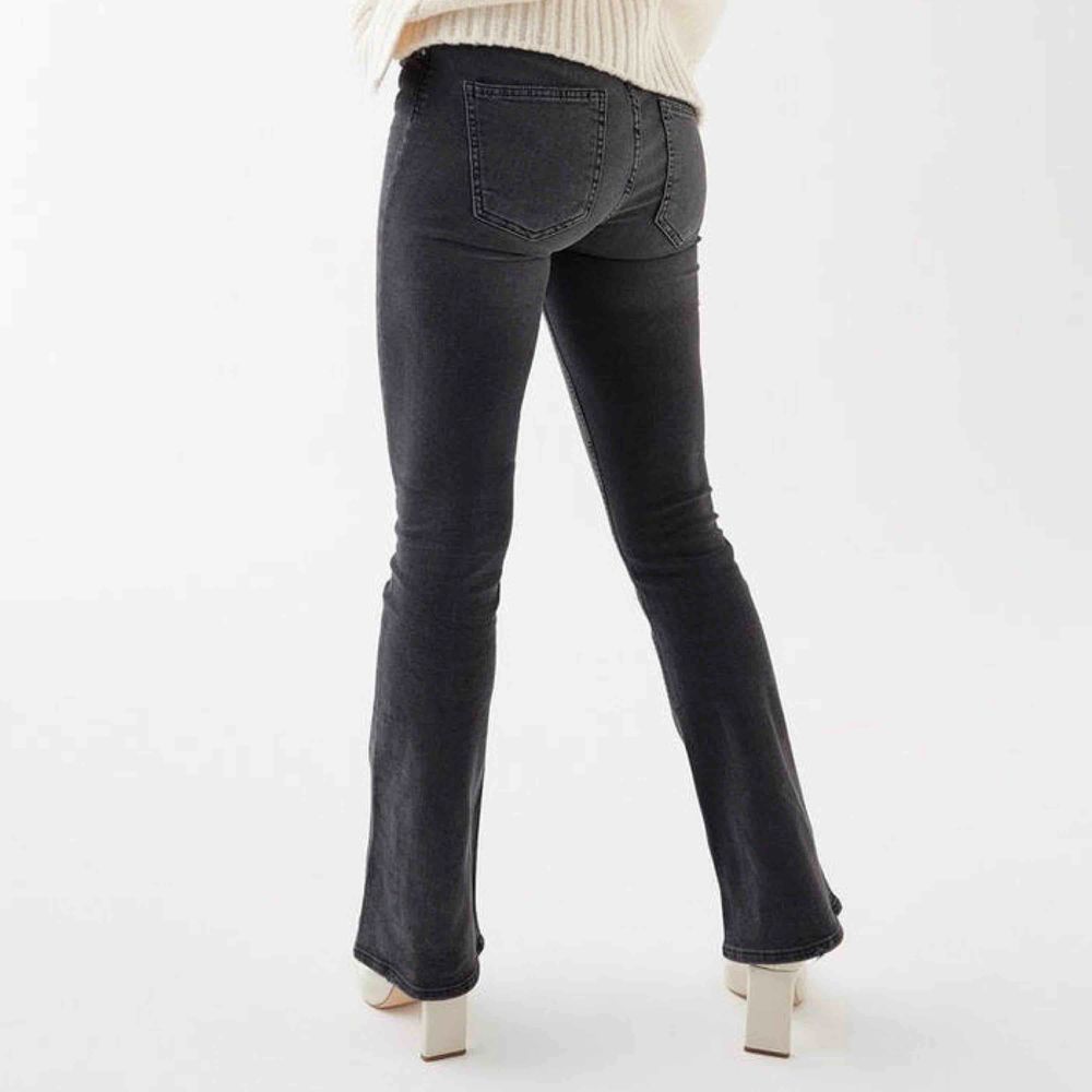 Jättesnygga gråa bootcut jeans från Ginatricot ”Natasha” frakt tillkommer! :) . Jeans & Byxor.
