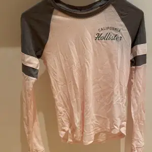 En rosa och grå tröja från hollister i storleken xs, exklusive frakt