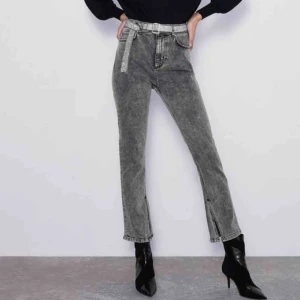 Jeans - Knappt använda jeans men slits på insidan. Kan mötas i Stockholm annars står köparen för frakten.