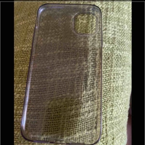  - iPhone 11 genomskinlig skal  Säljs pågrund av telefonbyte   Köparen står för frakten , kan ge dig personligen ifall du bor iKatrineholm och Linköping   