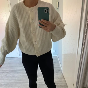 Stickat - En vit stickad kofta från &other stories som är lika fin öppen som stängd. Sparsamt använd🍄