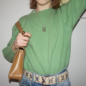 Stickat - Ärtgrön stickad tröja. Storlek M. Jag står för frakten.