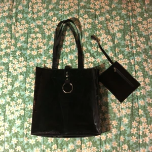 Väska - Oanvänd väska i lack, köpt på Junkyard. Medföljer en avtagbar innerficka✨