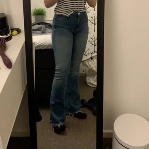 blåa bootcut jeans  - blåa bootcut jeans från bikbok, storlek S men skulle även passa M. BUDA💗💗