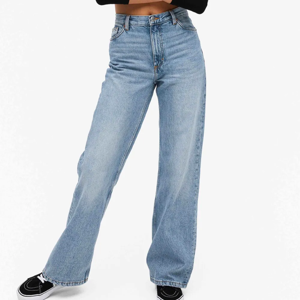Säljer dessa jeans från Monki. Använda mycket av mig men i bra skick. Lite slitna vid fötterna. Byxorna har inga fläckar, det är bara ljuset som är grönt. . Jeans & Byxor.