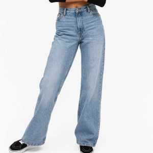 Monki jeans yoko w30 - Säljer dessa jeans från Monki. Använda mycket av mig men i bra skick. Lite slitna vid fötterna. Byxorna har inga fläckar, det är bara ljuset som är grönt. 