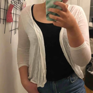  - Fin kofta med spets i ryggen, kommer tyvärr inte till användning längre🌺 storlek 34