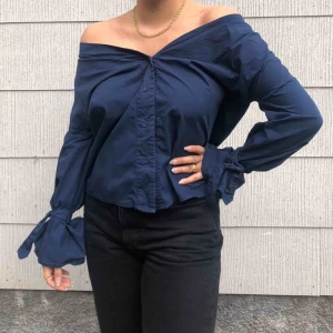  - En såååå snygg skjorta som är off shoulder med knytdetaljer vid handleden (se bild 3) skulle säga att den är en storlek S, jag själv är en liten M och på mig är det på gränden att den är för liten vid axlarna.