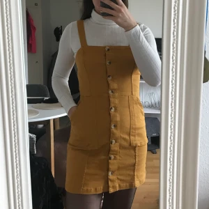 Klänning från H&M divided - Klänning från HM, mycket sparsamt använd. Priset är inklusive frakt! Kan även sälja den vita polotröjan till om så önskas. 