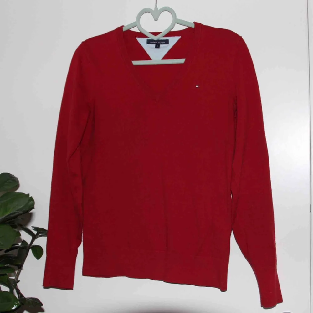 Minimalistisk röd tröja från Tommy Hilfiger som passar perfekt att ha över en skjorta eller bara rocka den med svarta eller blåa jeans. I mycket bra skick.  Helst upphämtning i Råcksta annars kan jag posta (frakt tillkommer) Betalning sker via swish 😊❣️ . Tröjor & Koftor.