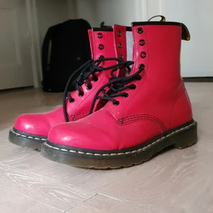 Rödlackade Dr martens - Finns det ens snyggare? Dessa godingar kan lyfta vilken outfit som helst! Endast använda ett tiotal gånger pga för stora. De känns mindre än 40 så de lär nog passa någon med 39/39,5 bäst. Skavmärkena i lacket ska jag försöka få bort innan jag säljer.