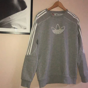 Adidas sweatshirt - Sweatshirt från adidas. Endast testad, super skönt mjukt matrial innuti. Storlek : 15-16 year, men den är overzised och passar nog alla från S-L,