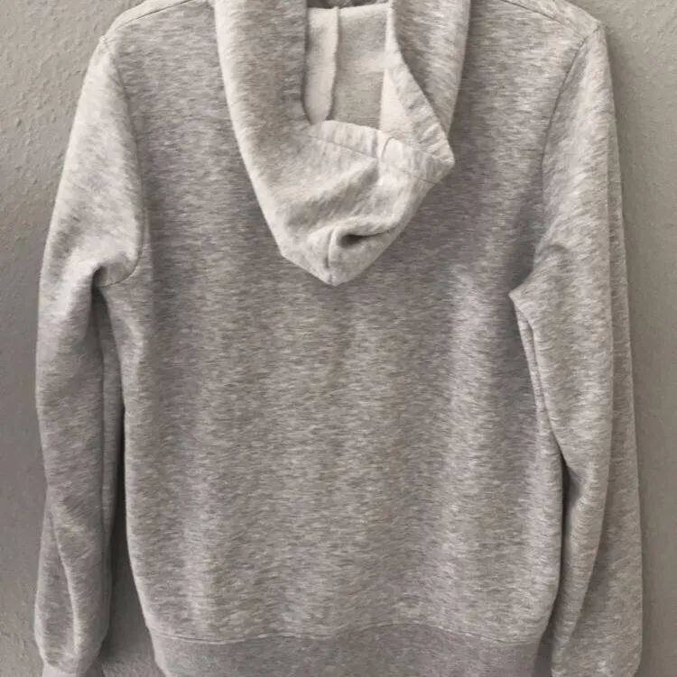 Grå Oversized Hoodie. Storlek: L. Pris: 140kr. Ordinarie pris: 299kr. Användt 2 gånger och är i extremt bra skick. Ägaren står för frakten💕 Tar betalningen via SWISH💕. Hoodies.