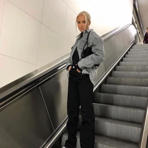 Gina Tricot vårjacka  - Storlek S/36 så sitter snyggt oversize för den som är en XS/S. Använd få gånger så i fint skick. Inga fläckar eller skador. 