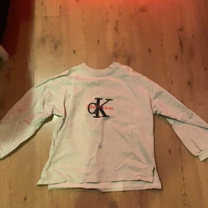 Calvin klein - En tröja jag ägt i flera år men aldrig använt. Väldigt fin att styla med🥰 200 kr inkl frakt
