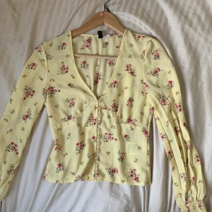 GUL OCH BLOMMIG SOMMAR TOP - En fin och gul sommartop som har blivit för liten. Jättefin till sommaren och väldigt färg glad. Har använt den 2 gånger. Frakt ingår ej 😇