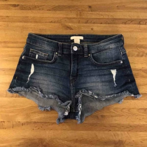  - Tre shorts säljes, 100kr st eller 200 för alla tre. Använt men bra skick.