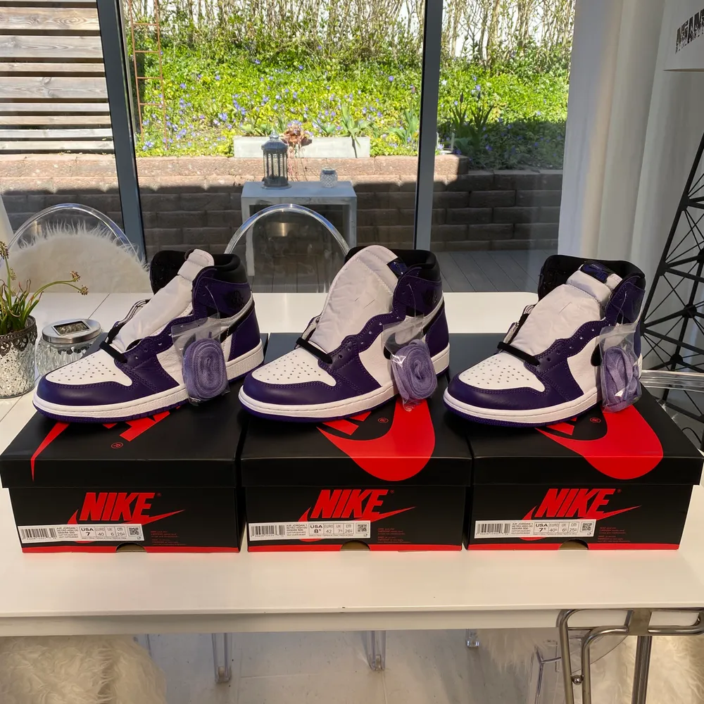 Säljer 3 par Jordan 1 i den slutsålda modellen Court Purple i storlekarna US 7, 7.5 & 8.5 (motsvarar EU 40, 40.5 & 42). Skorna är oanvända och allting som kom med i beställningen ingår. Tveka inte att höra av er 😁. Skor.