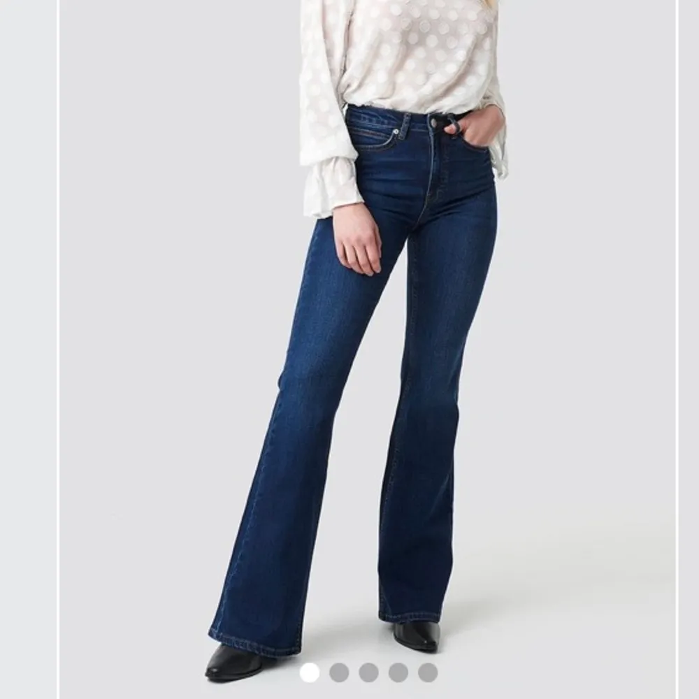 Snygga trendiga bootcut jeans från nakd! Aldrig använda endast provade, kontakta mig för bilder jag tagit själv❤️🥰 pris är diskuterbart. Nypris: 500kr. Jeans & Byxor.