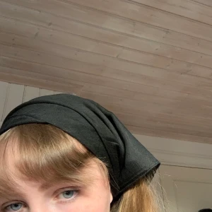 Svart scarf - Svart scarf som funkar att ha bl.a runt håret! Mått: 60x60 cm. 