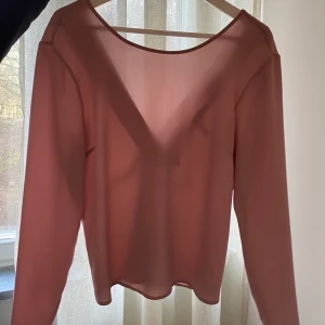 Blus - Blus i färgen gammalrosa. Använd 1 gång. Frakt tillkommer 😊