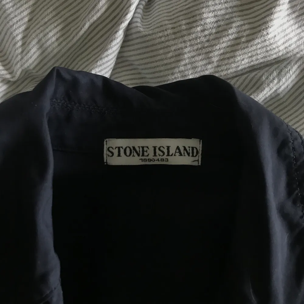 Navy Blue Stone island Coat, köpt i deras butik på Östermalm för 6500kr, Skick 9/10.. Jackor.