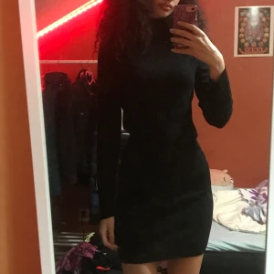 mysig svart klänning - svart ribbad klänning med hög krage🐢 jag är en storlek xs/s och tror den passar m-xl bättre! (är 180cm btw ang längden) 🦇 kan mötas upp i malmö annars tillkommer fraktkostnad <3