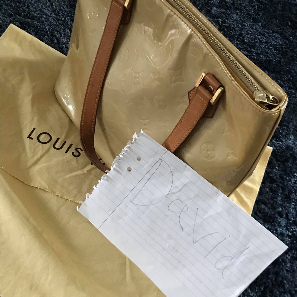 Louis Vuitton väska (Vernis Monogram Houston) Mått: (höjd - ca 25 cm, bredd - 32 cm, djup - 14 cm) Skick: vintage - 8/10 Pris: 3900kr (tillverkad i Louis Vuittons klassiska ”patent leather” - Modellnummer: M91121 - Serienummer: LM1011 -Nypris: ca 10.000kr. Väskor.