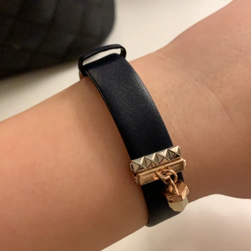 Ett helt oandvänd armband det går att flytta eller ta ut smyckena från armbandet. FRI FRAKT. Accessoarer.