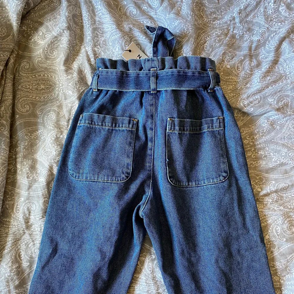 Helt oanvända jeans från na-ka med bälte runt midjan, köpte fel storlek och därför helt nya. Storlek 36! Ursäkta för bildkvalitén, ( Plick gör bilders fula) . Jeans & Byxor.