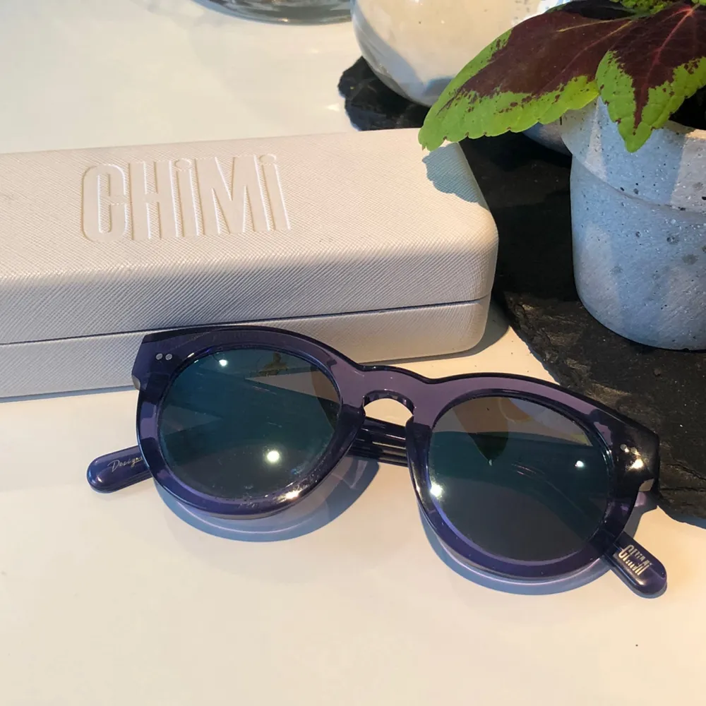 Solglasögon från chimi eyewear med fodral! Modell Acai #003 Mirror! Små repor på ena glaset men inget man tänker på när man har på sig dem. Kan skicka fler bilder vid intresse. Köparen står för frakt💞. Accessoarer.