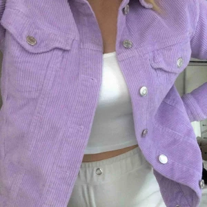  - Säljer denna jättefina lila Manchester jackan i storlek S men passar både xs/s/m beroende på hur man vill att den ska sitta💞 Använd endast en gång!