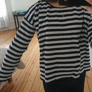Randig tröja  - Säljer min randiga tröja från cos, står strl L men jag har strl S i vanliga fall och den passar mig💕😊sitter jätteskönt och passar perfekt nu till sommaren 🌞