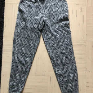 Rutiga Kostymbyxor  - Ett par mjuka, rutiga kostymbyxor, i storlek S. Använda ett par gånger men blivit för små. 