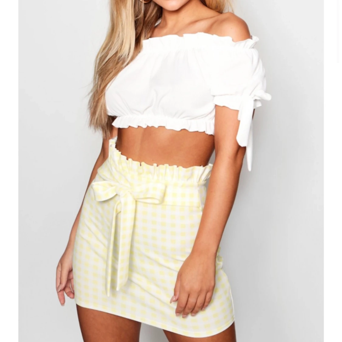 Gul/Vit rutig kjol men volanger 