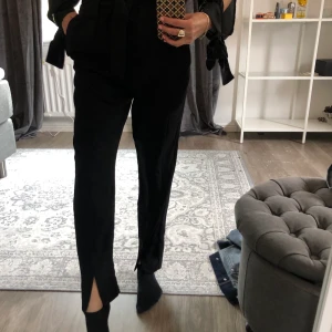 Mjuka finbyxor med lite slits längst ner - Otroligt sköna o fina finbyxor ifrån Ginatricot ! Knytande i midjan och slits nere vid fotanken.